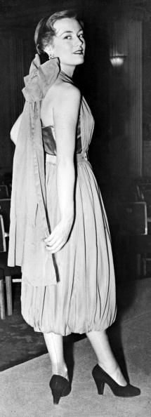 Девушка в вечернем платье миди с бантом - 1949 год