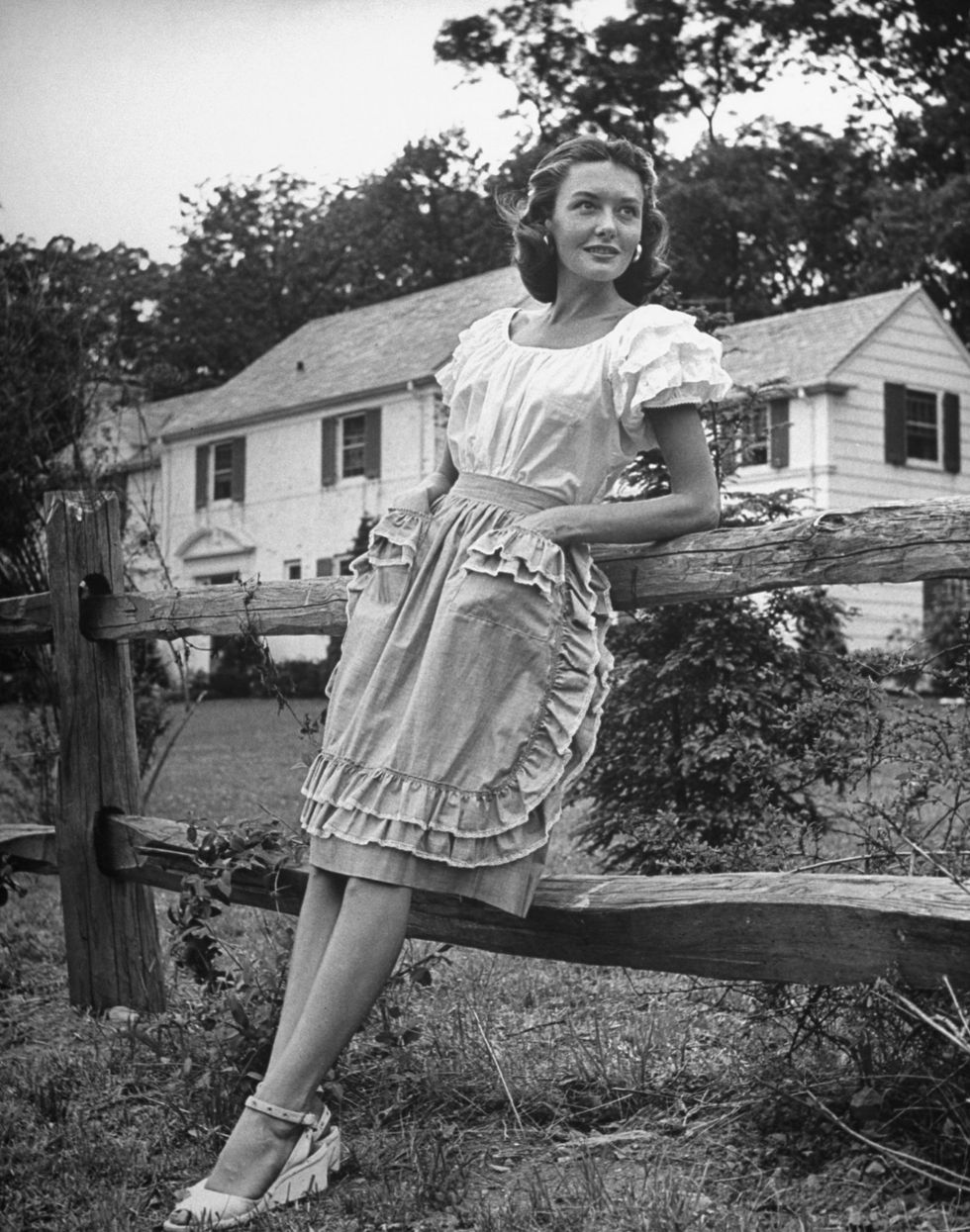 Девушка в юбке и блузке с рюшами - 1944 год