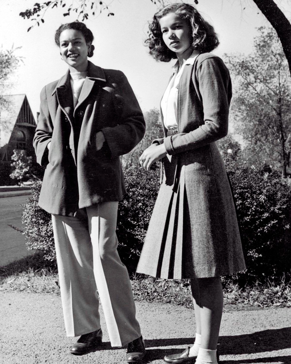 Девушка в юбке миди со складками и кардигане - 1946 год
