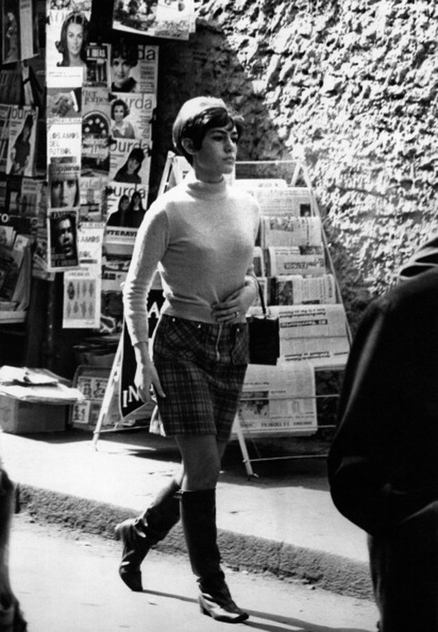 Девушка в юбке мини в клетку, водолазке и высоких сапогах - 1968 год