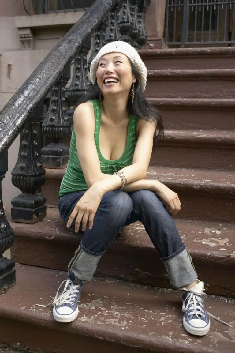 Девушка в зеленой майке, джинсах и кедах - 2007 год