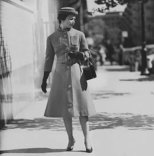 Девушка в женственном пальто клеш с ремнем и туфлях - 1958 год