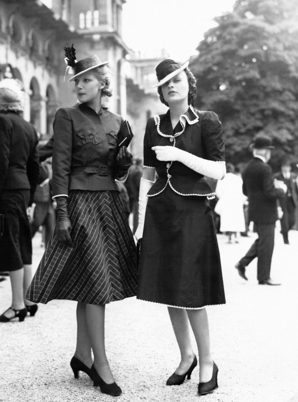 Девушки в костюмах с юбкой миди и приталенных жакетах - 1939 год