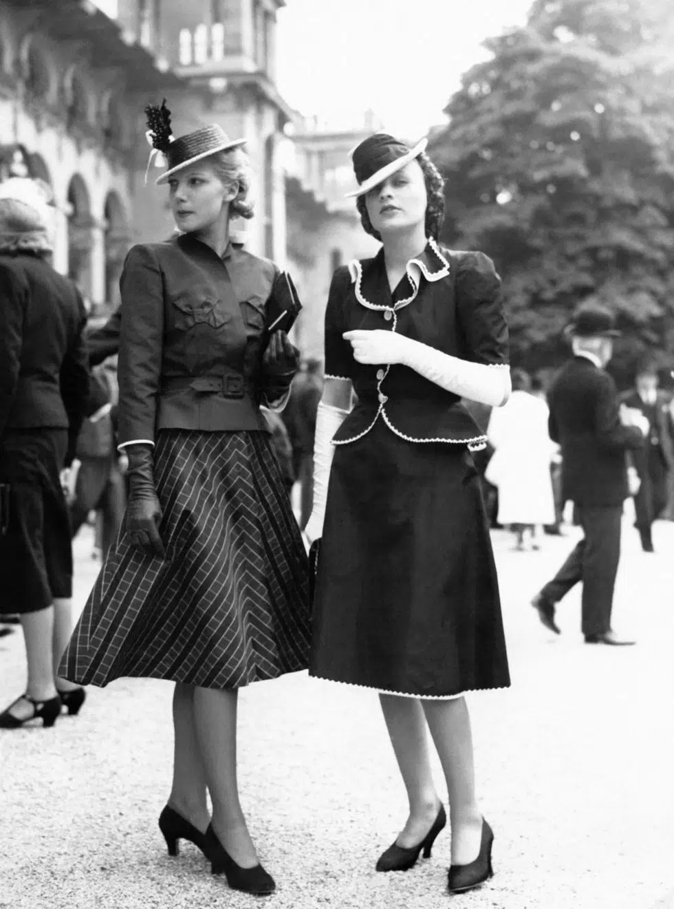 Девушки в костюмах с юбкой миди и приталенных жакетах - 1939 год