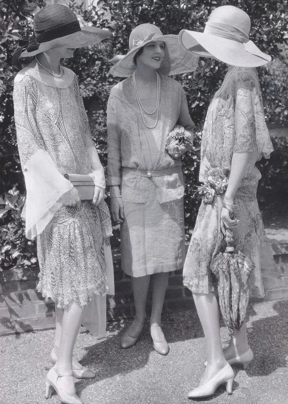Девушки в легких платьях с заниженной талией - 1927 год