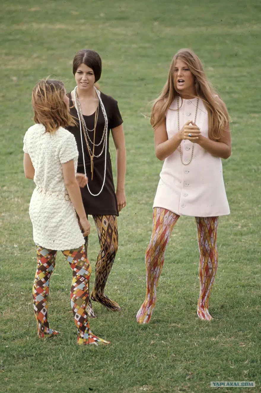 Девушки в мини платьях и цветных колготках - 1969 год