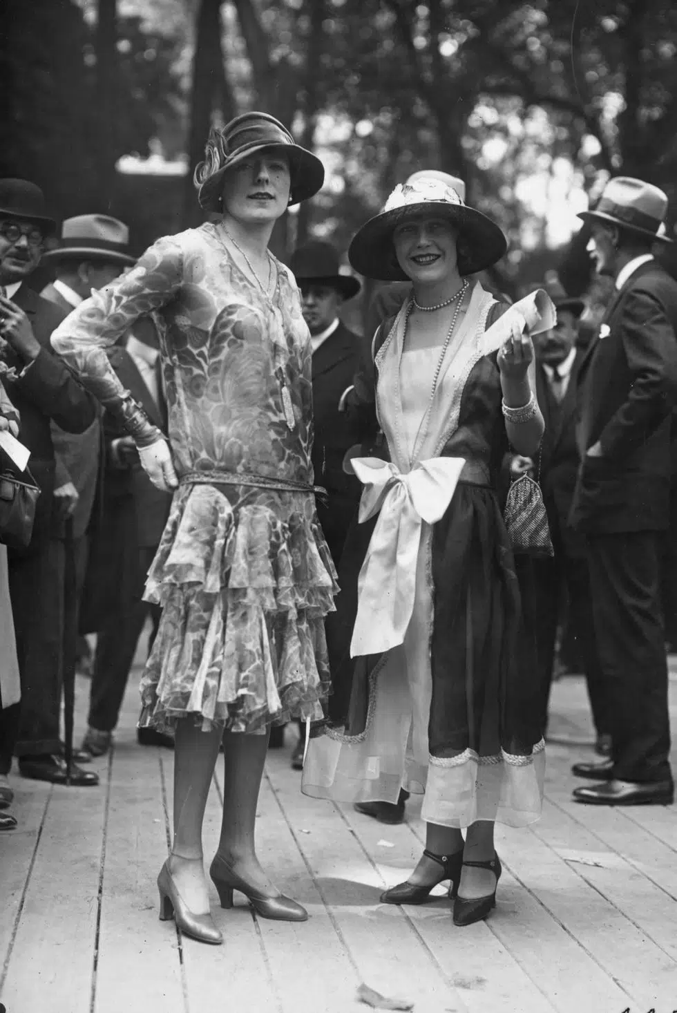 Девушки в модных платьях миди с рюшами и туфлях с ремешками - 1926 год