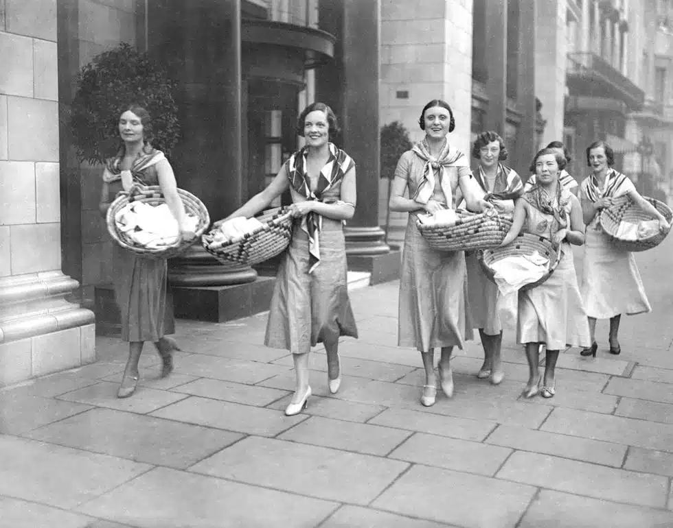 Девушки в повседневных платьях миди и платках на плечах - 1931 год