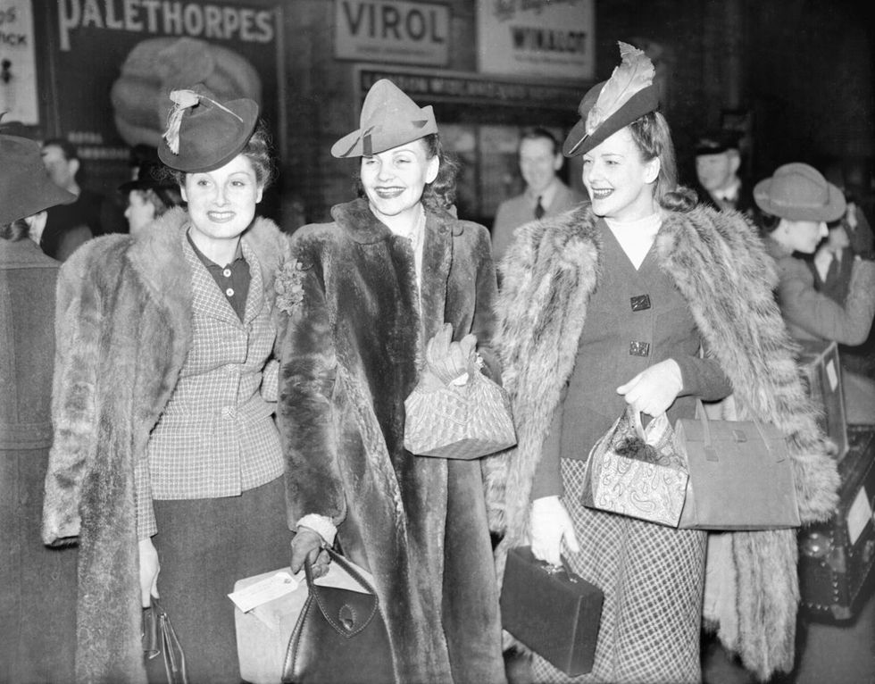 Девушки в шубах и шляпах - 1941 год