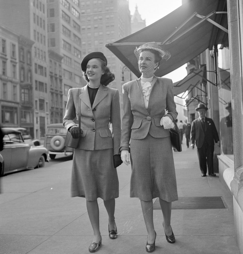 Девушки в строгих костюмах с юбкой миди - 1945 год