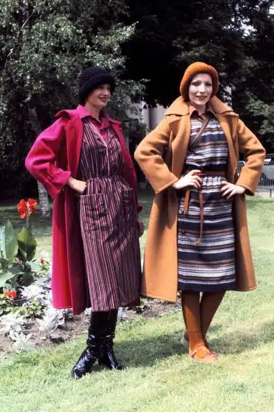 Девушки в ярких образах с пальто и платьях в полоску - 1977 год