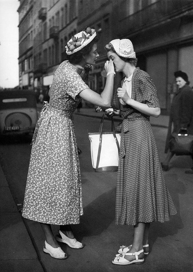 Девушки в женственных платьях миди с поясом 1951 год