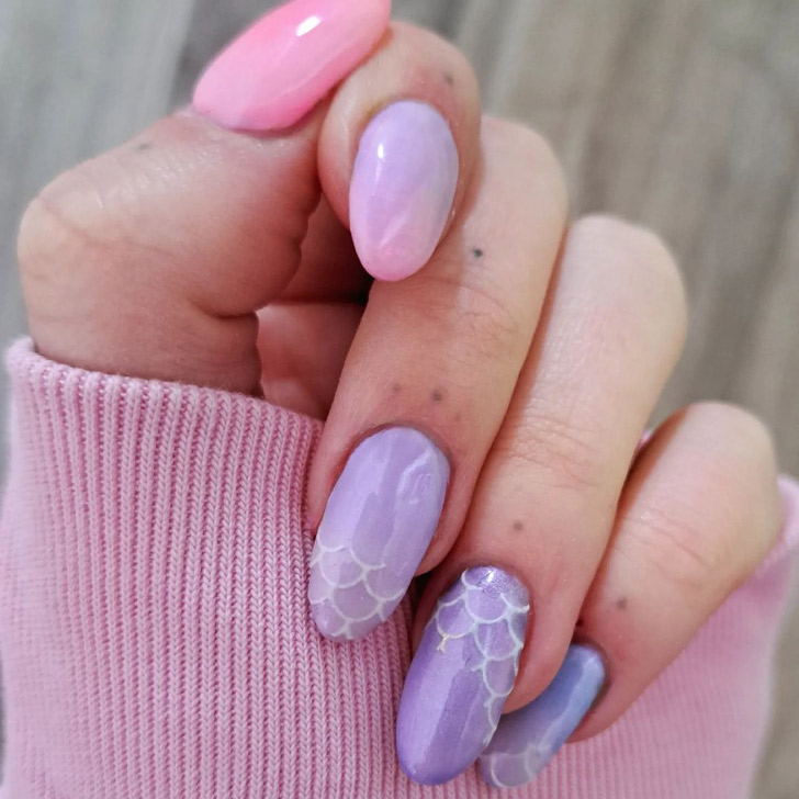 Фиолетовый маникюр с принтом русалки на овальных ногтях средней длины
