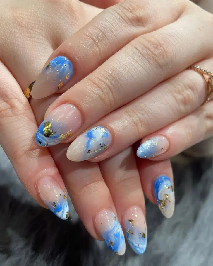 Голубой акварельный маникюр с золотой фольгой на миндальных ногтях