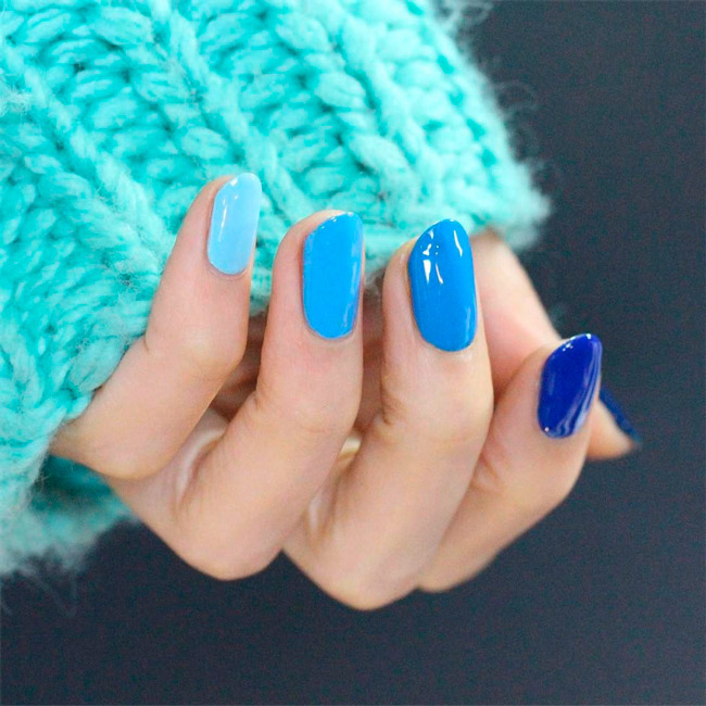 Голубой градиентный маникюр на натуральных овальных ногтях