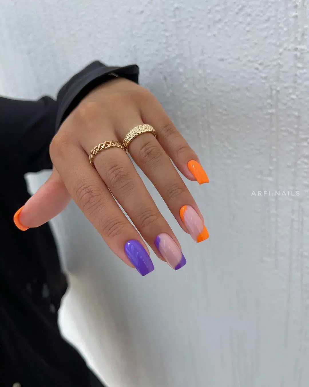 Комбинированный фиолетово-оранжевый маникюр на длинных квадратных ногтях