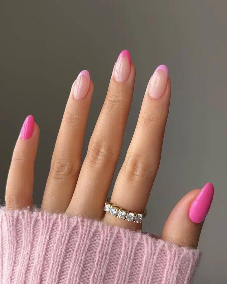 Комбинированный френч с двумя оттенками розового на овальных ногтях средней длины