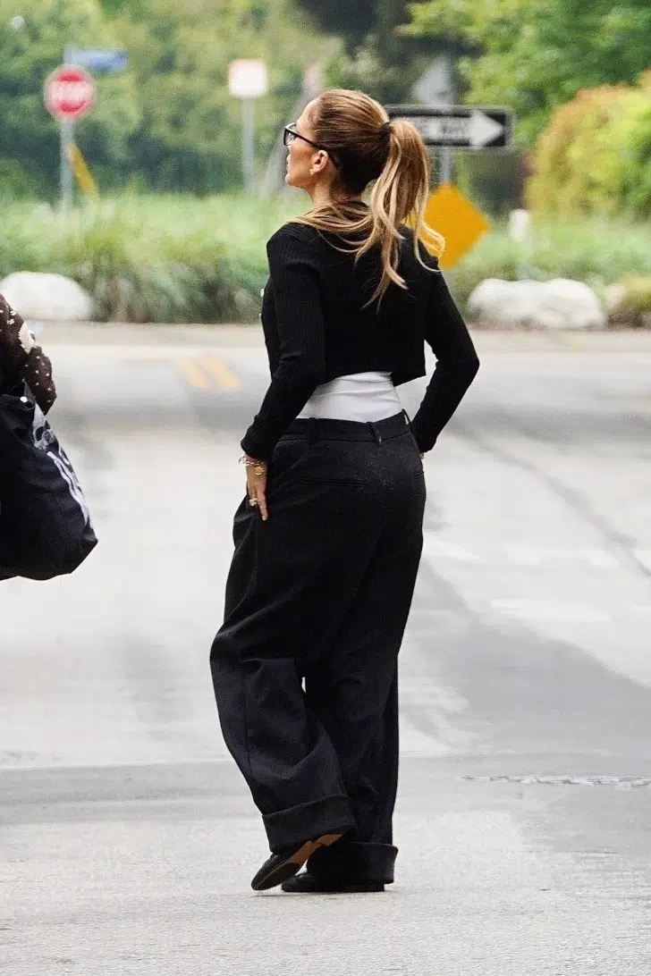 Дженнифер Лопес в черных брюках, коротком кардигане и белом топе