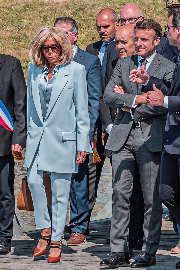 Брижит Макрон в серо-голубом костюме и коричневых туфлях Мэри Джейн