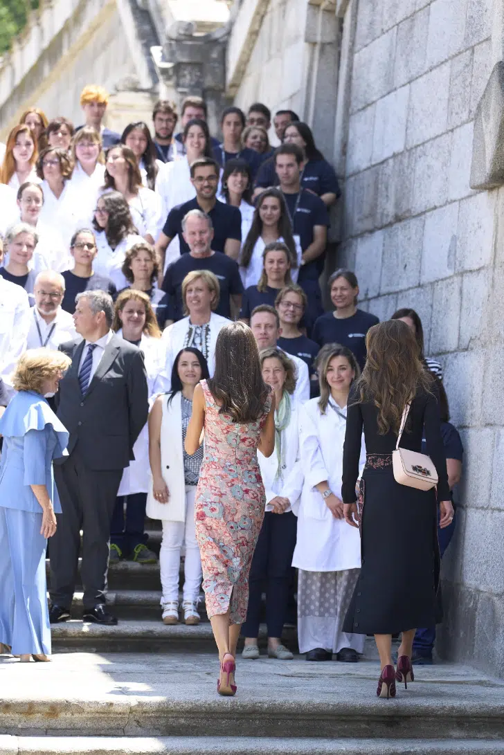Королева Летиция и Рания в элегантных платьях на прогулке в Испании