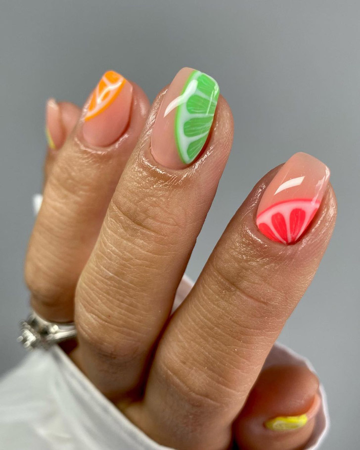 Маникюр с разноцветным фруктовым принтом на квадратных ногтях