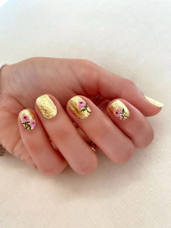 Маникюр с золотой фольгой и розовыми цветами на коротких квадратных ногтях