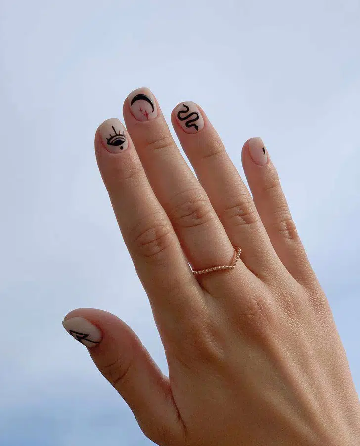 Матовый маникюр с черными узорами на коротких ногтях