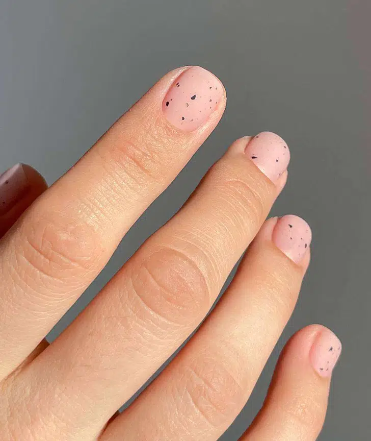 Матовый нейтральный маникюр с крапинками на коротких ногтях