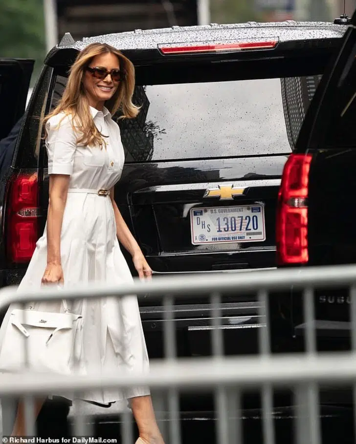 Мелания Трамп в белом платье рубашке и туфлях лодочках