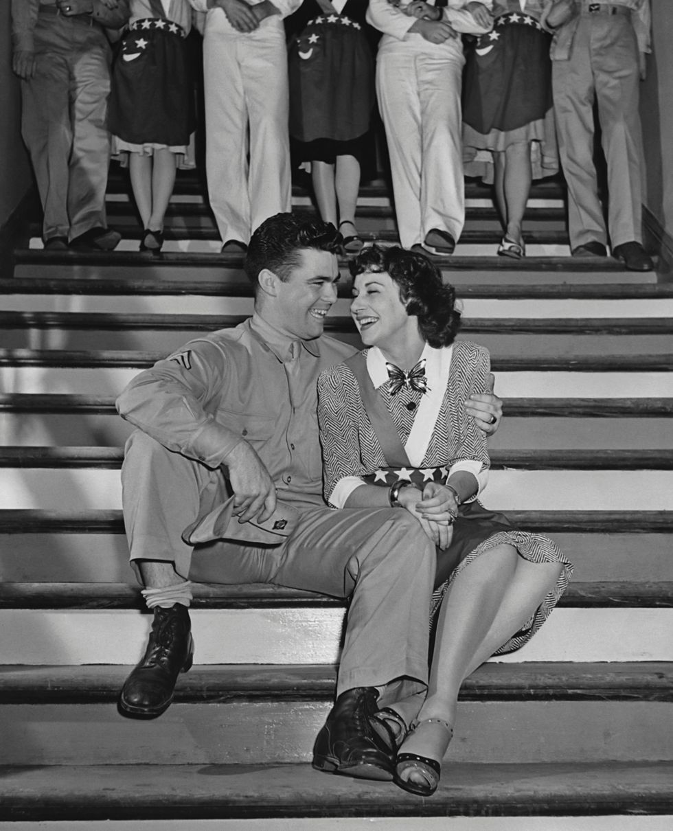 Молодые люди в модных нарядах прошлого - 1942 год
