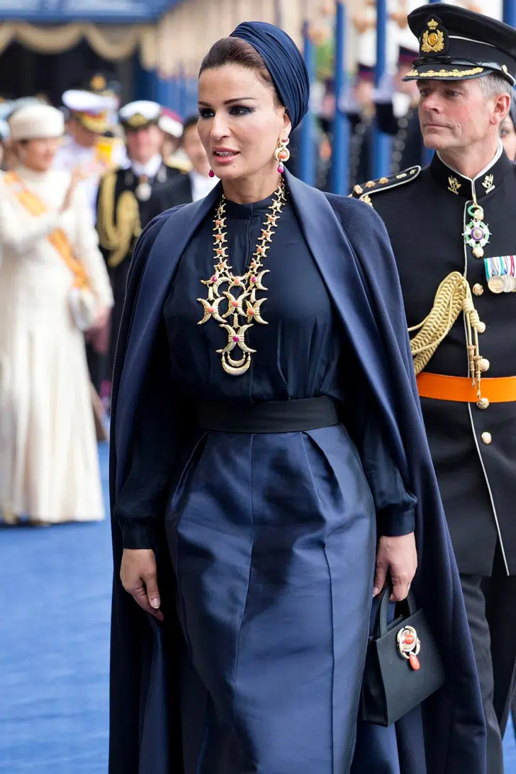 Моза бинт Насер в деловом синем платье, длинном классическом пальто и золотом колье