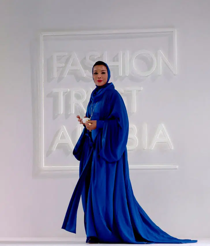 Моза бинт Насер в синем платье оверсайз
