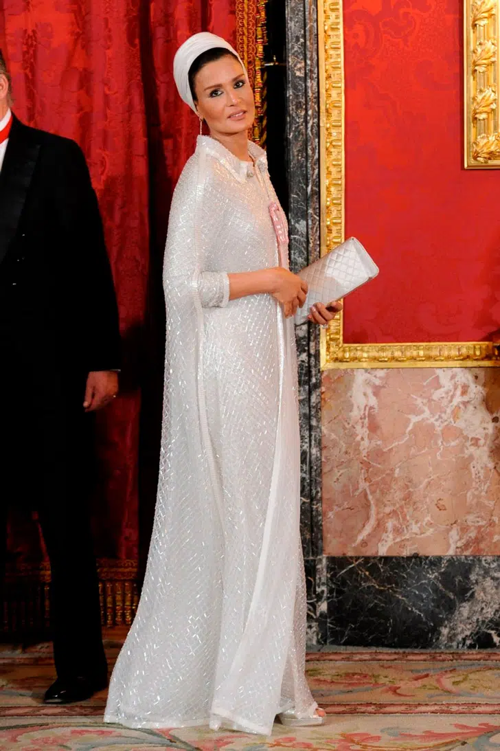 Моза бинт Насер в струящемся белом платье с блестками и серебристых туфлях на каблуке