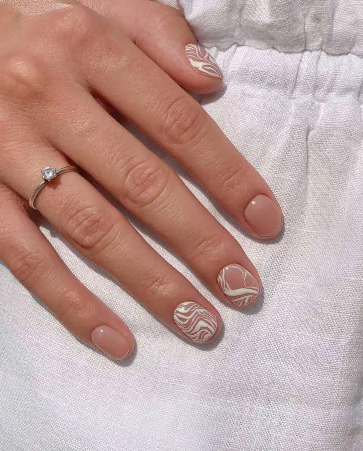 Натуральный маникюр с белыми узорами на коротких овальных ногтях