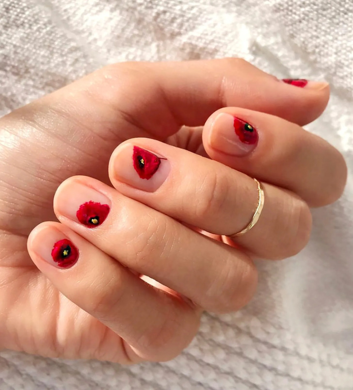 Натуральный маникюр с красными маками на коротких ногтях