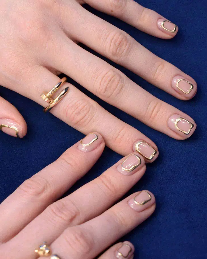 Натуральный маникюр с золотыми узорами на коротких квадратных ногтях