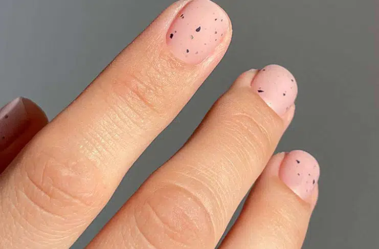 Неброские ногти на лето: 10 модных минималистичных маникюров для элегантных рук