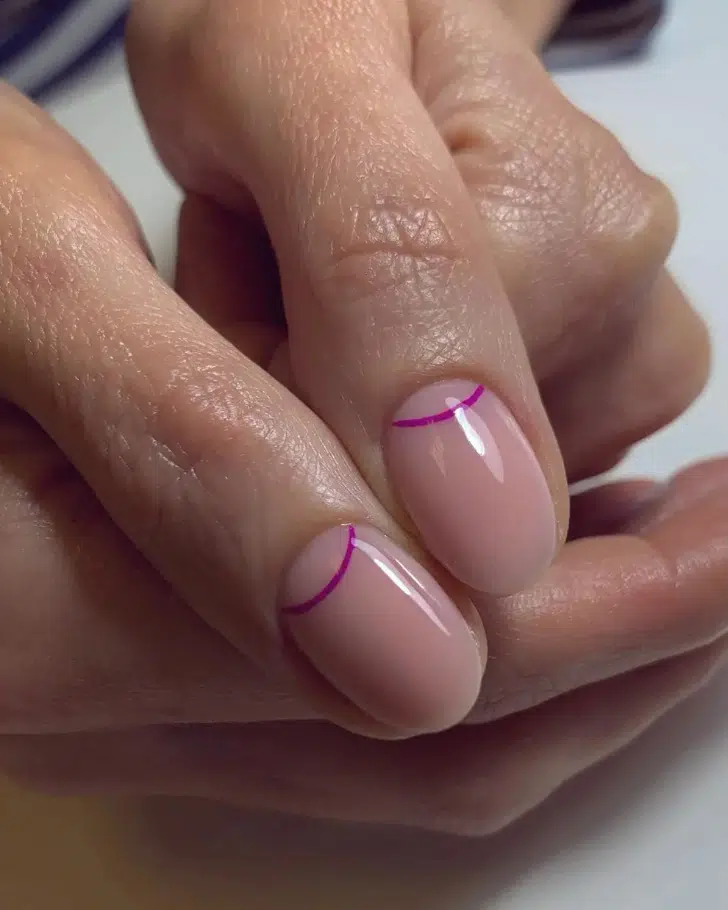Нейтральный маникюр с фиолетовой линией на коротких овальных ногтях