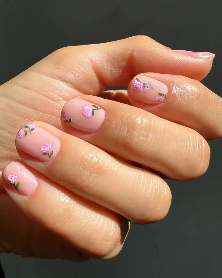 Нейтральный маникюр с розовыми цветами на коротких натуральных ногтях