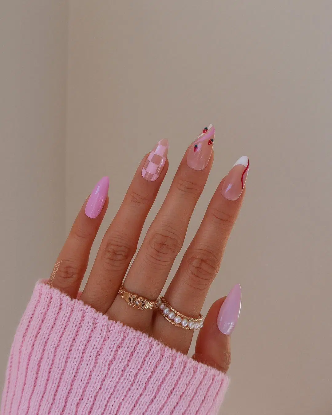 Нежно-розовый комбинированный маникюр с принтом на длинных острых ногтях