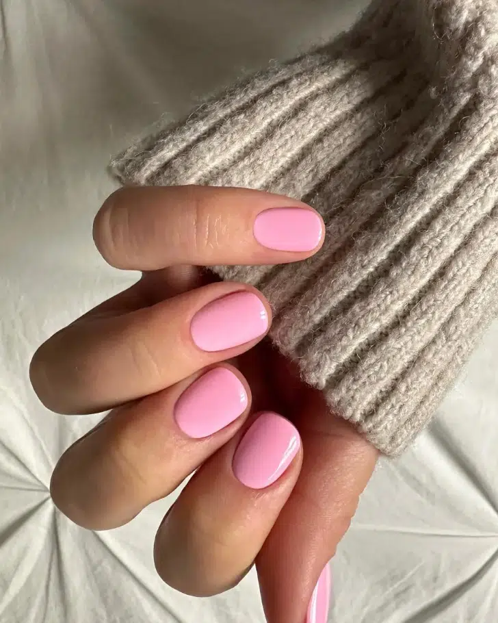 Однотонный розовый маникюр на ухоженных натуральных ногтях