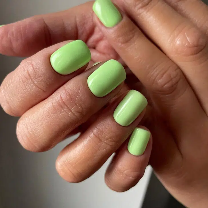 Однотонный зеленый маникюр на коротких ногтях