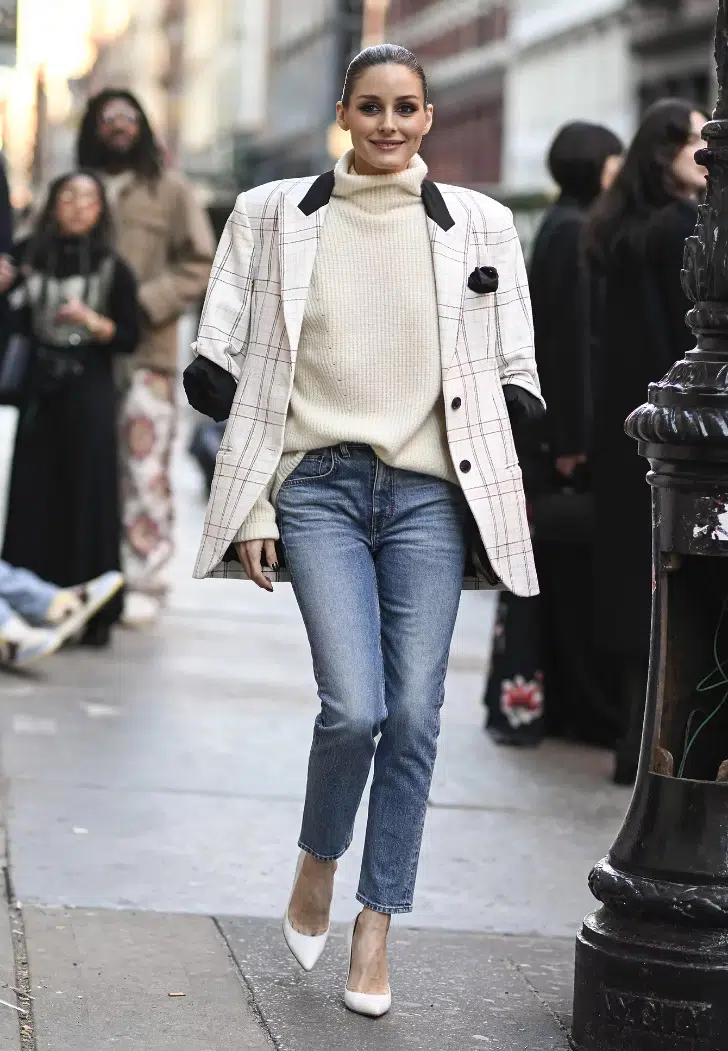 Оливия Палермо в укороченных узких джинсах, свитере оверсайз и белых туфлях лодочках