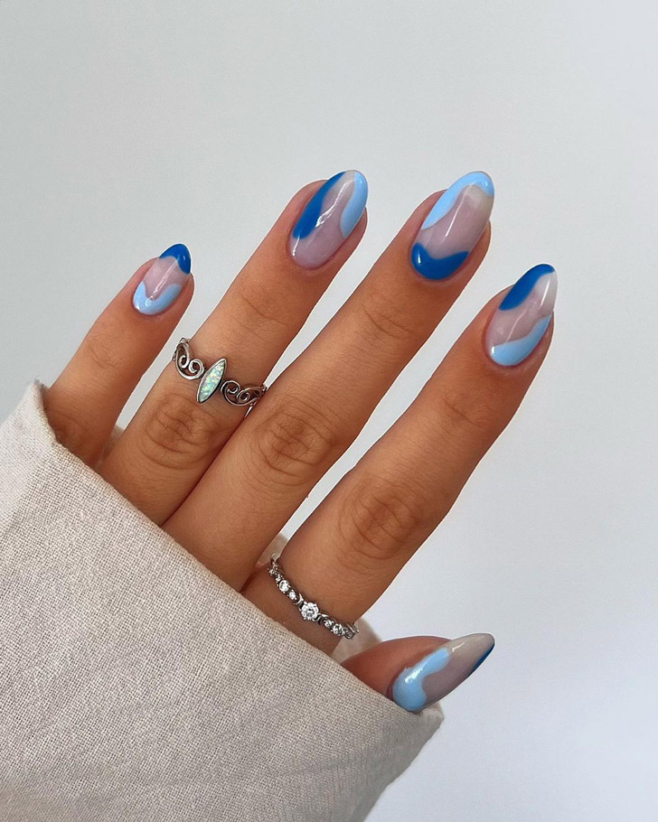 Оригинальный сине-голубой маникюр на овальных ногтях средней длины