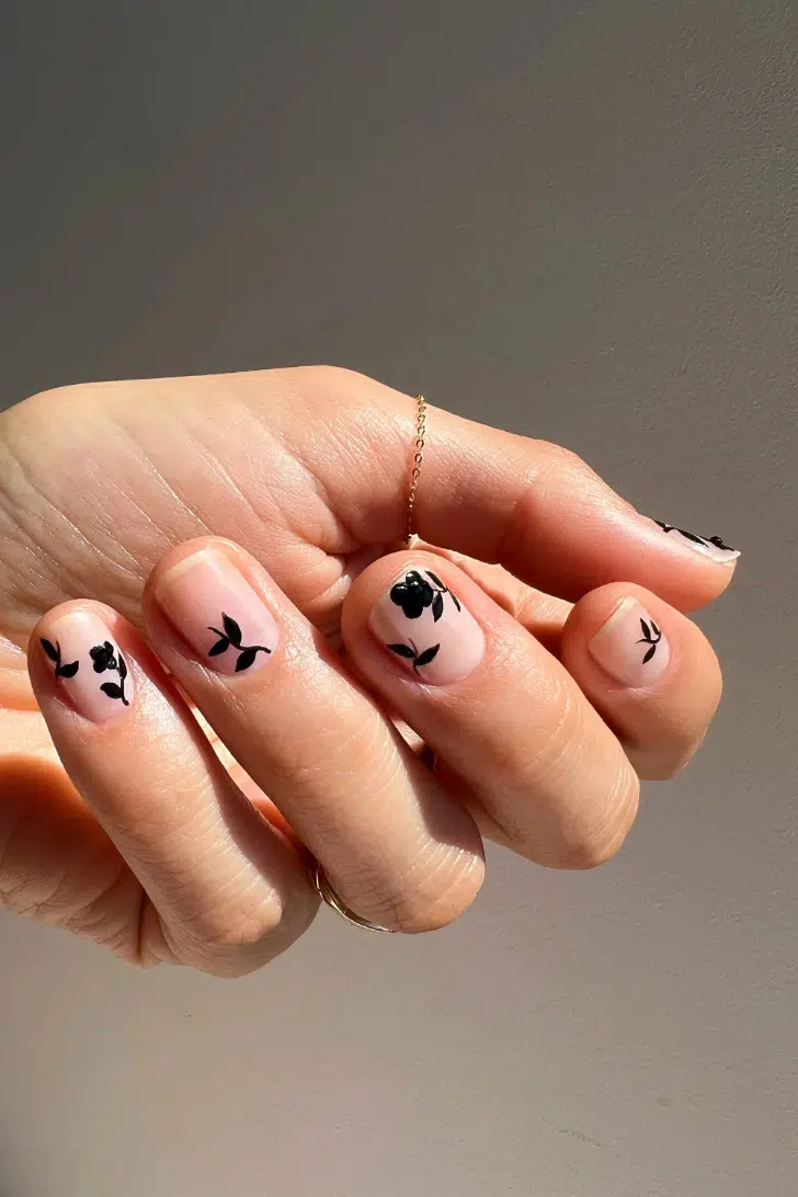 Натуральный маникюр с черными цветами на коротких ногтях