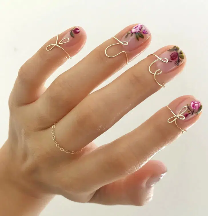Маникюр с розовым цветочным принтом на коротких натуральных ногтях