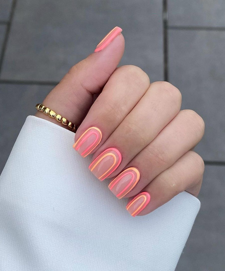 Радужный оранжево-розовый маникюр на квадратных ногтях средней длины