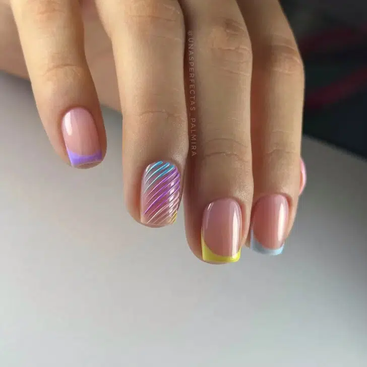 Разноцветный френч с акцентным ногтем в линию на ухоженных квадратных ногтях