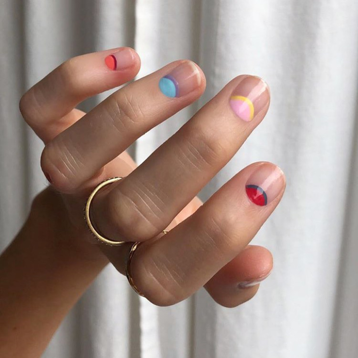 Разноцветный лунный маникюр на натуральной основе на коротких ногтях