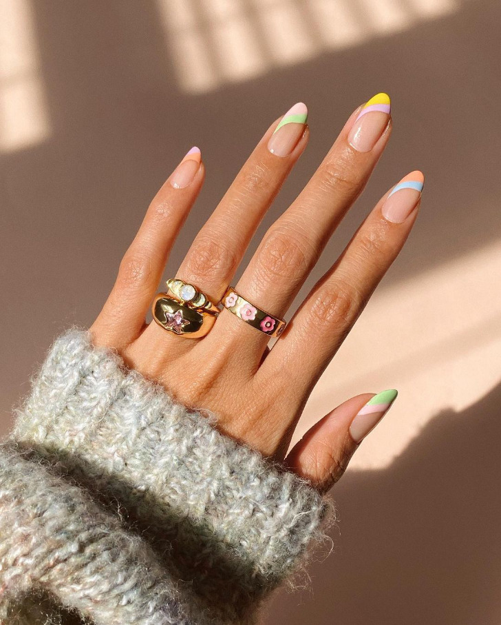 Разноцветный пастельный френч диагональной формы на миндальных ногтях